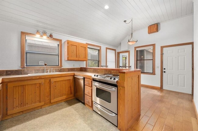 Building Photo - 1811 Waterston Ave