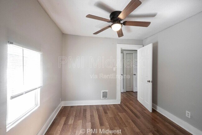 Building Photo - 445 W 29th St