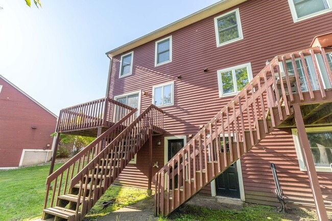 Building Photo - Beautifully Renovated 2 Bed, 2 Bath Coloni...