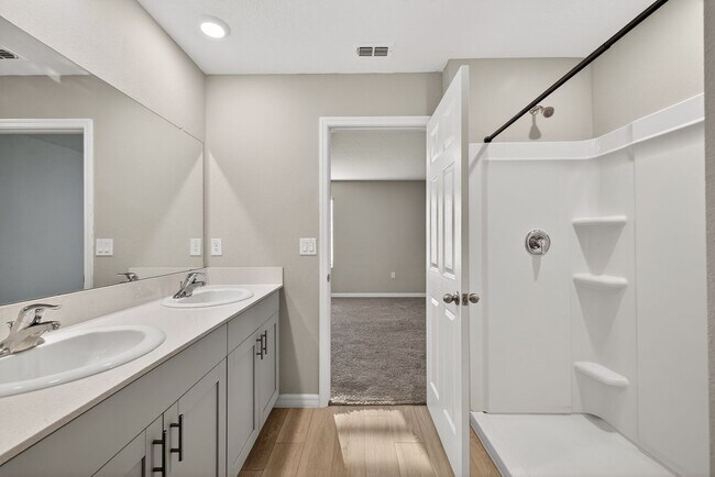 Building Photo - Spacious 4 Bedroom for Rent - With Amenities!