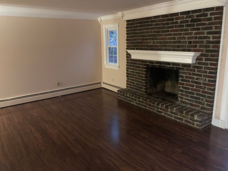 Building Photo - 663 Essex St