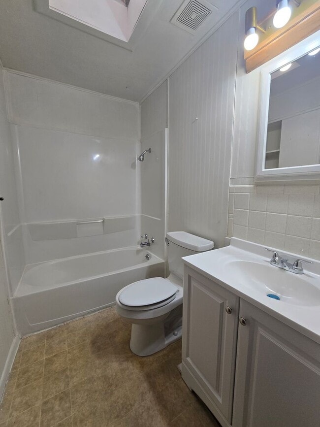 Building Photo - 3 BEDROOM ON LYNWOOD
