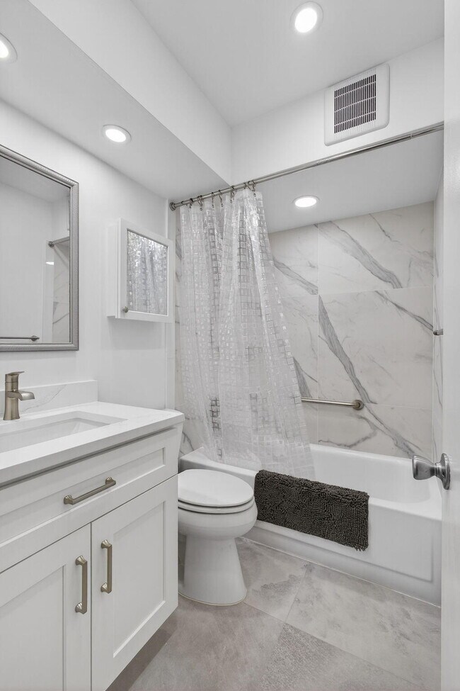 Building Photo - 100 Shore Ct