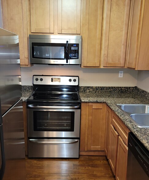 Building Photo - 788 Center Ave