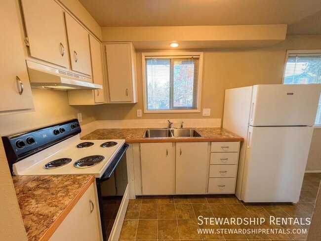 Building Photo - 1429 W Broadway