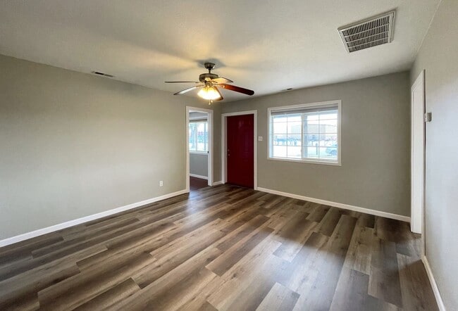 Building Photo - Updated 3-Bed 1-Bath Home