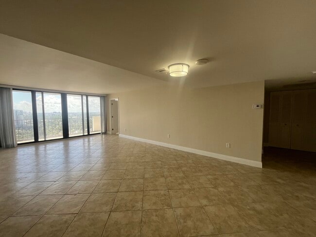 Building Photo - 5600 N Flagler Dr