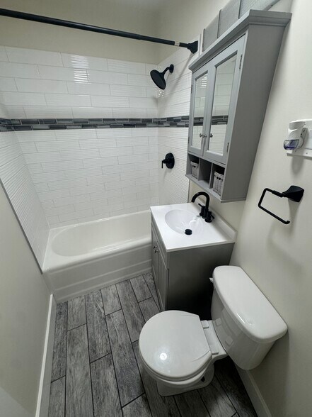 Building Photo - 3837 N Greenview Ave