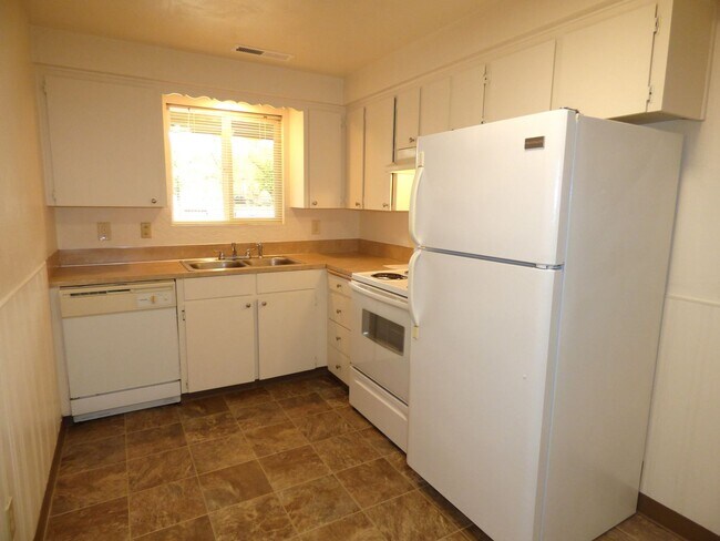 Building Photo - Rent Special: 1/2 Off July's Rent!! Ground Level 1 Bedroom 1 Bath W/ AC