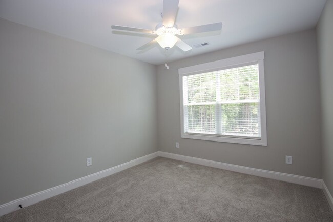 Building Photo - "Luxurious 3-Bed Townhouse with Granite Countertops on Juniper Lake Road!"