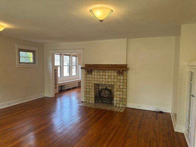 Building Photo - Open & Bright! 3 bedroom duplex