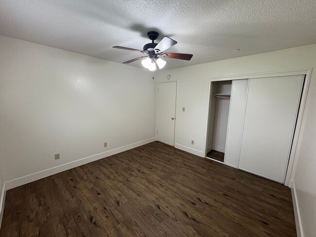 Building Photo - Spacious SE Tulare Home Near Shopping Cent...