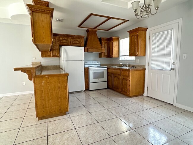 Building Photo - 2300 N Erica St