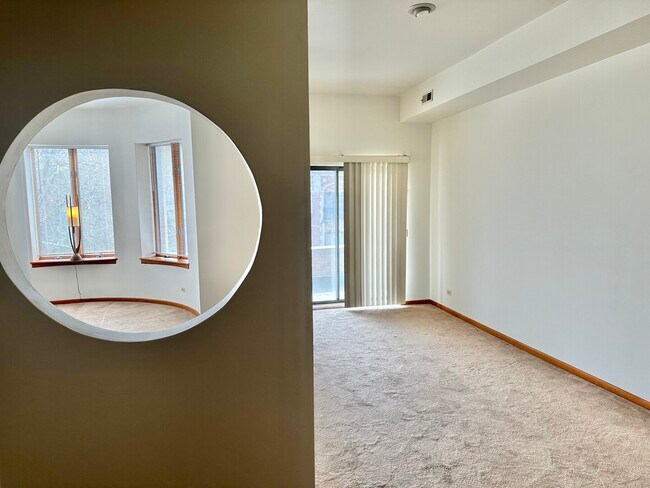 Building Photo - 928 W Leland Ave