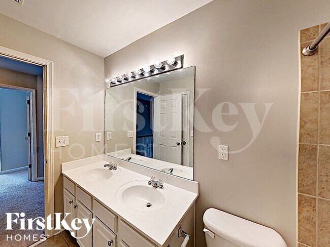 Building Photo - 2460 Vistoria Dr