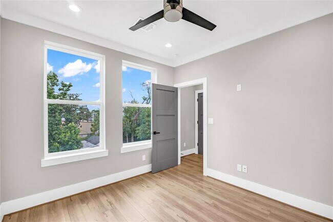 Building Photo - 604 W 28th St