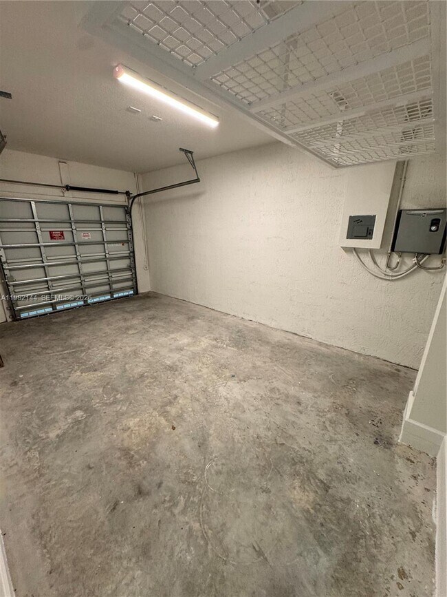 Building Photo - 656 SE 14th Ct