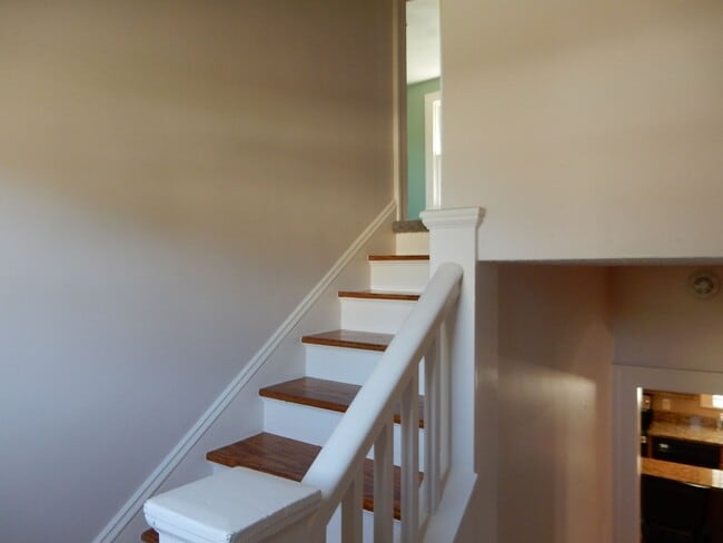 Building Photo - Grandin Court Foursquare convenient to SW City & SW Co!