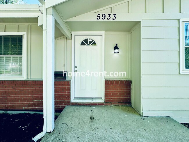 Building Photo - Like New, Ranch Style Home in Raytown - Wood Floors, Finished Basement, Fenced Yard!