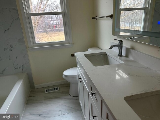 Building Photo - 25 Green Meadow Ct