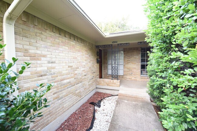 Building Photo - 5439-5439 Anita St