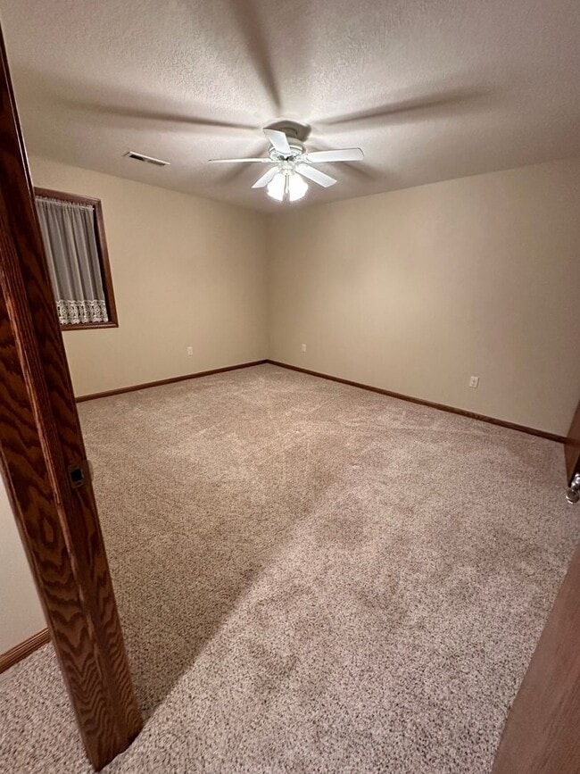 Building Photo - Rent: 4 Beds