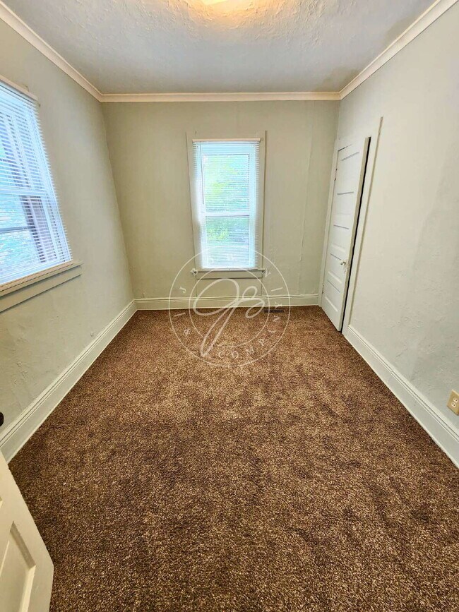 Building Photo - Spacious 3-Bedroom Home with Bonus Room and 1.5 Baths