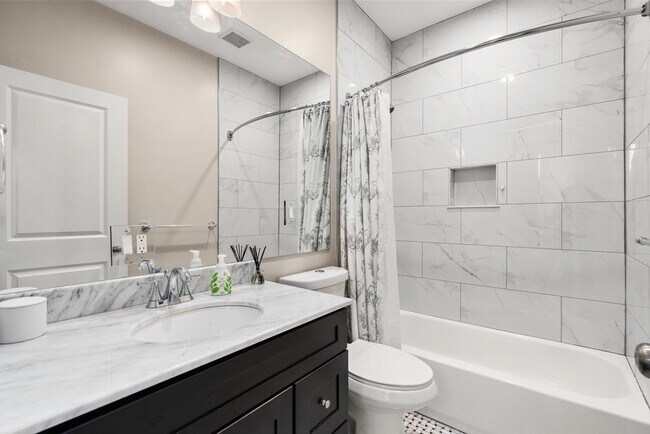 Building Photo - 1050 Saratoga St