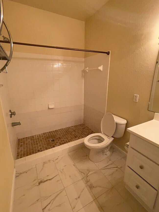 Building Photo - Beautiful 2 bedroom 2.5 bathroom townhome