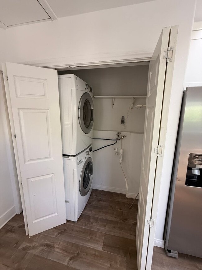 Building Photo - Remodeled 3 Bed 3 Bath House with Jacuzzi ...