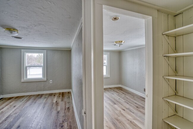Building Photo - Crisp Remodeled 3-Bdr in Heart of Sisters!