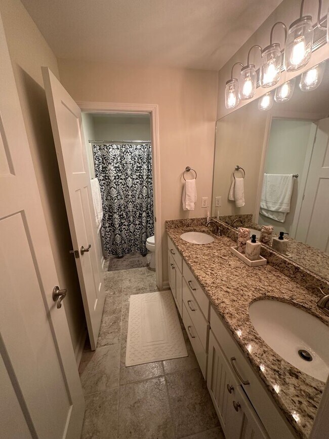 Building Photo - Beautiful 3 BR 2.5 Bath home with bonus room