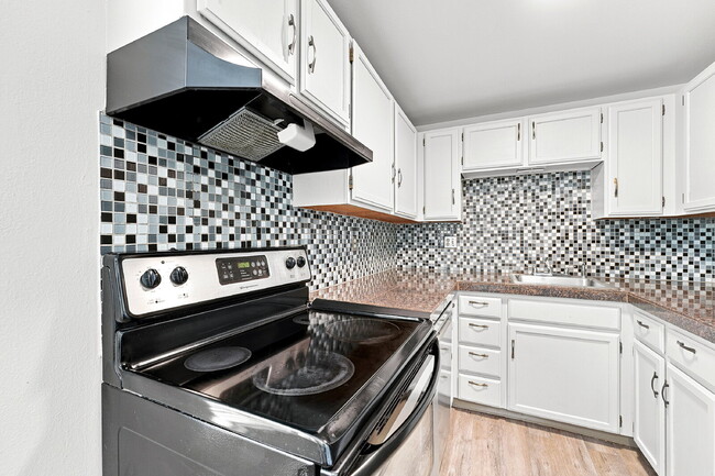 Building Photo - $1,195.95 1 bed, 1 bathroom, located in Aurora with a washer and dryer.