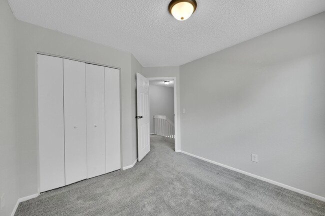 Building Photo - 3 Bed/1.5 Bath - Townhome in Colorado Spri...