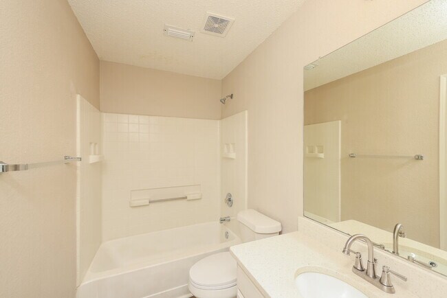 Building Photo - 1203 Hampton Dr