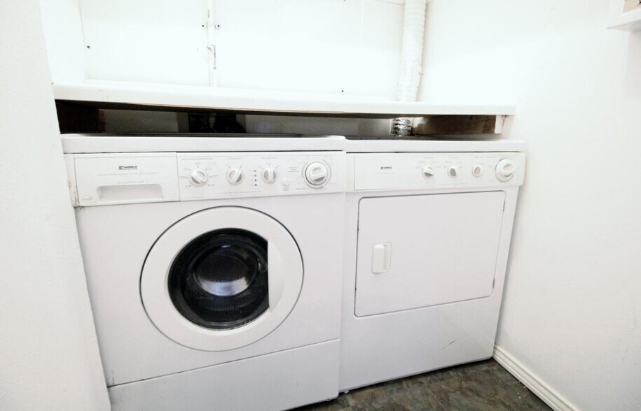 W/D hookups (machines negotiable) - 4211 Newton Ave