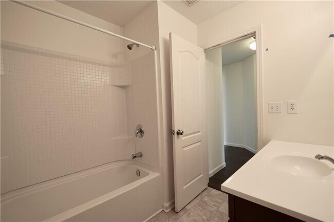 Building Photo - 2150 Waterford Park Dr