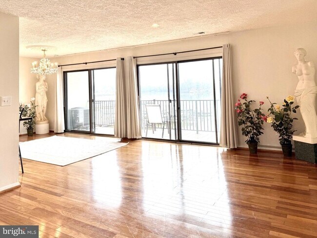 Building Photo - 532 Riviera Dr