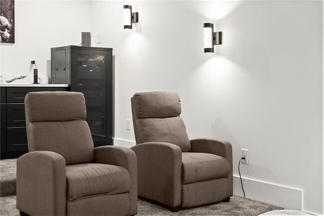 Building Photo - 151 S Pointe Dr