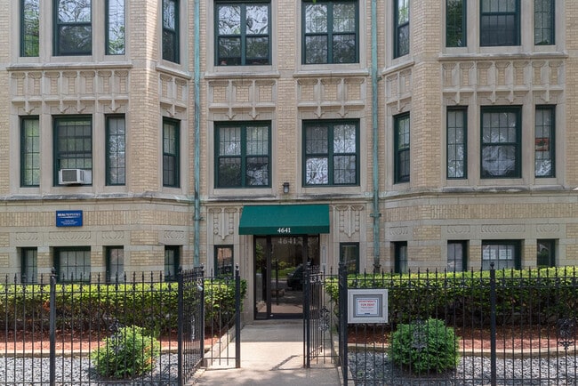Building Photo - 4752 N Paulina