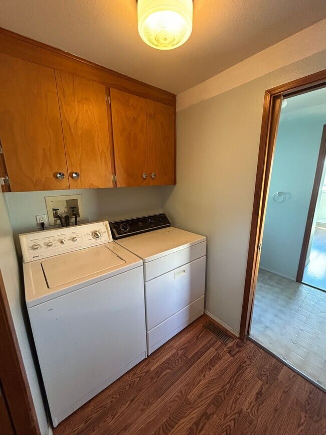 Building Photo - Spacious 3 bedroom, 2 bathroom with large ...