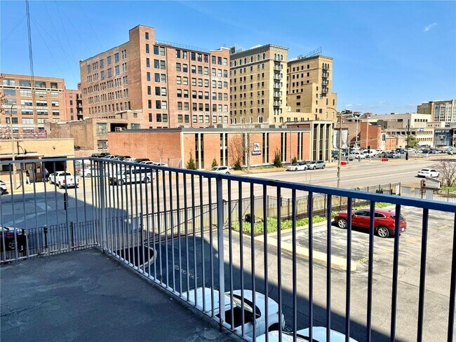 Building Photo - 210 N 17th St