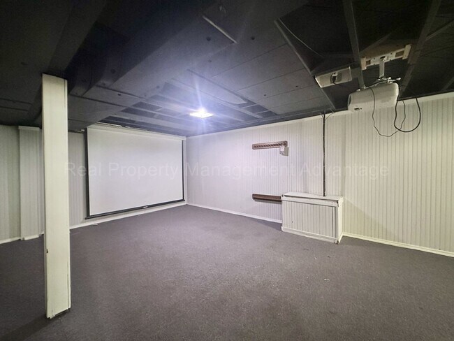 Building Photo - Charming Royal Oak 3-Bed with Sunroom, Dec...