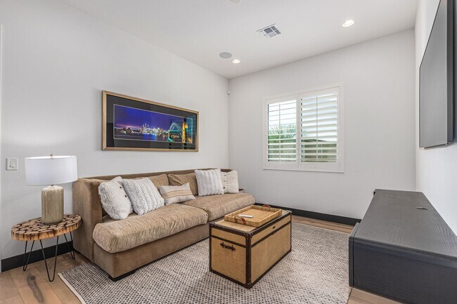 Building Photo - Luxury at Vistal