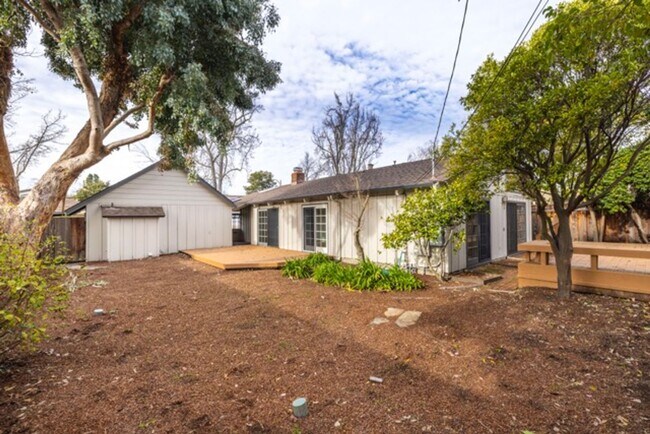 Building Photo - Charming 3 Bed, 2 Bath Single Story Home - Available Short Term!