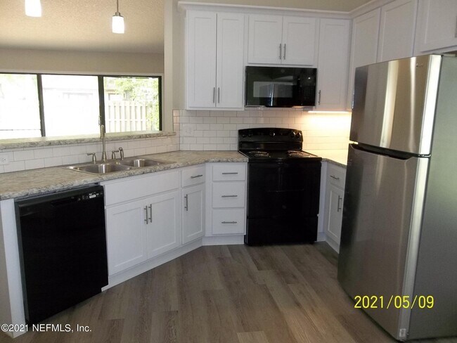 Building Photo - 8072 Kilwinning Ln