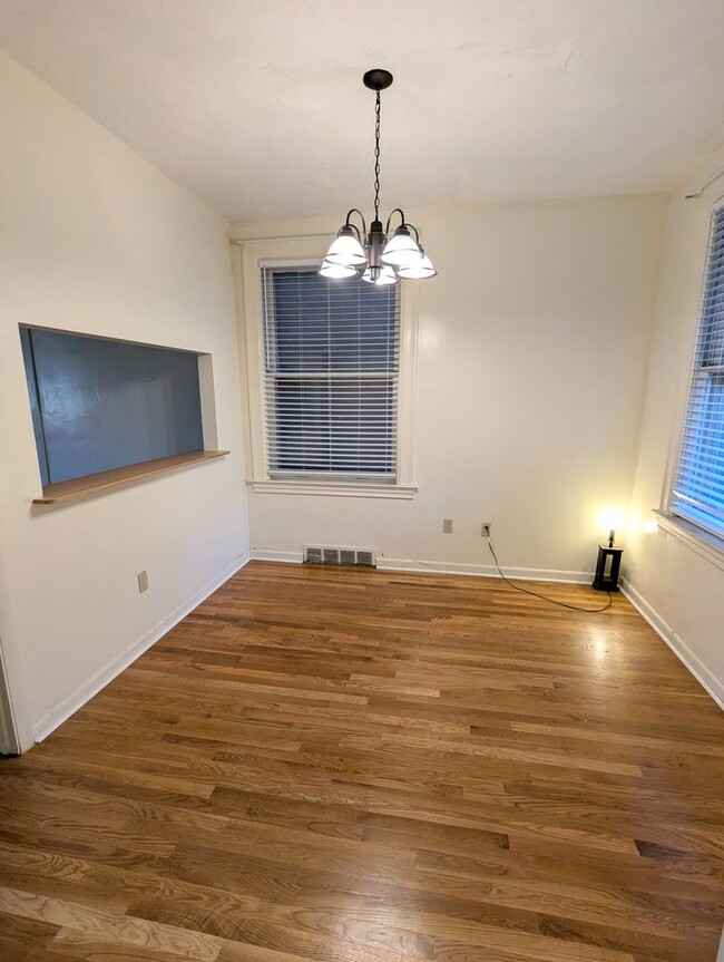 Building Photo - 3 Bedroom 1.5 Bathroom Fresh Renovation wi...