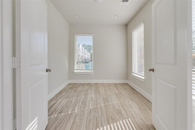 Building Photo - 1741 Cove Cres Ct