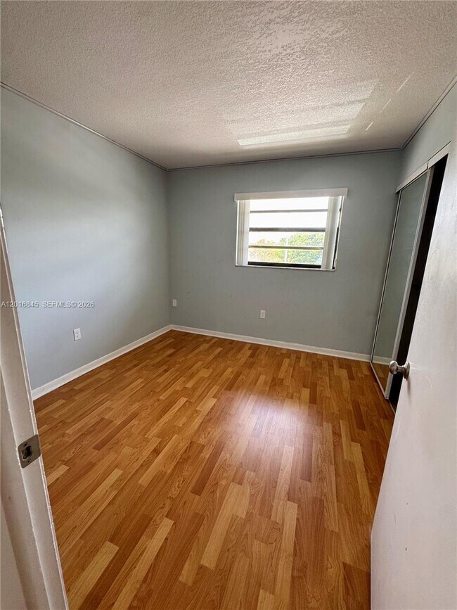 Building Photo - 2762 W 60th St