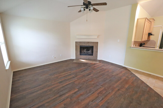 Building Photo - 1000 Warbler Ln